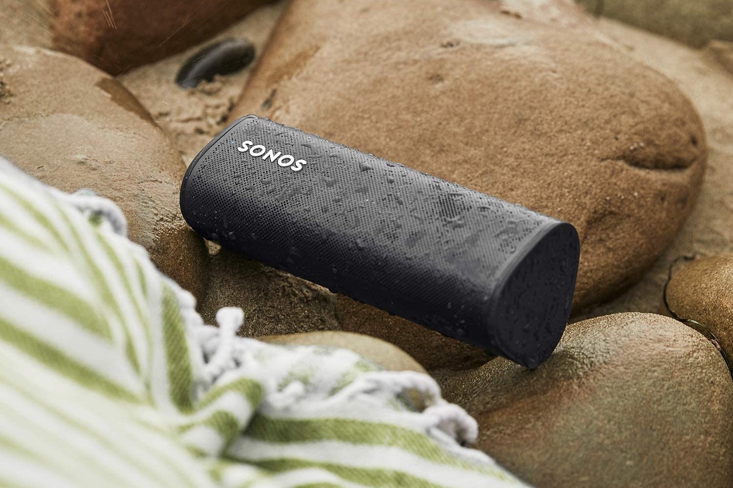 Der Sonos Roam Speaker nass.