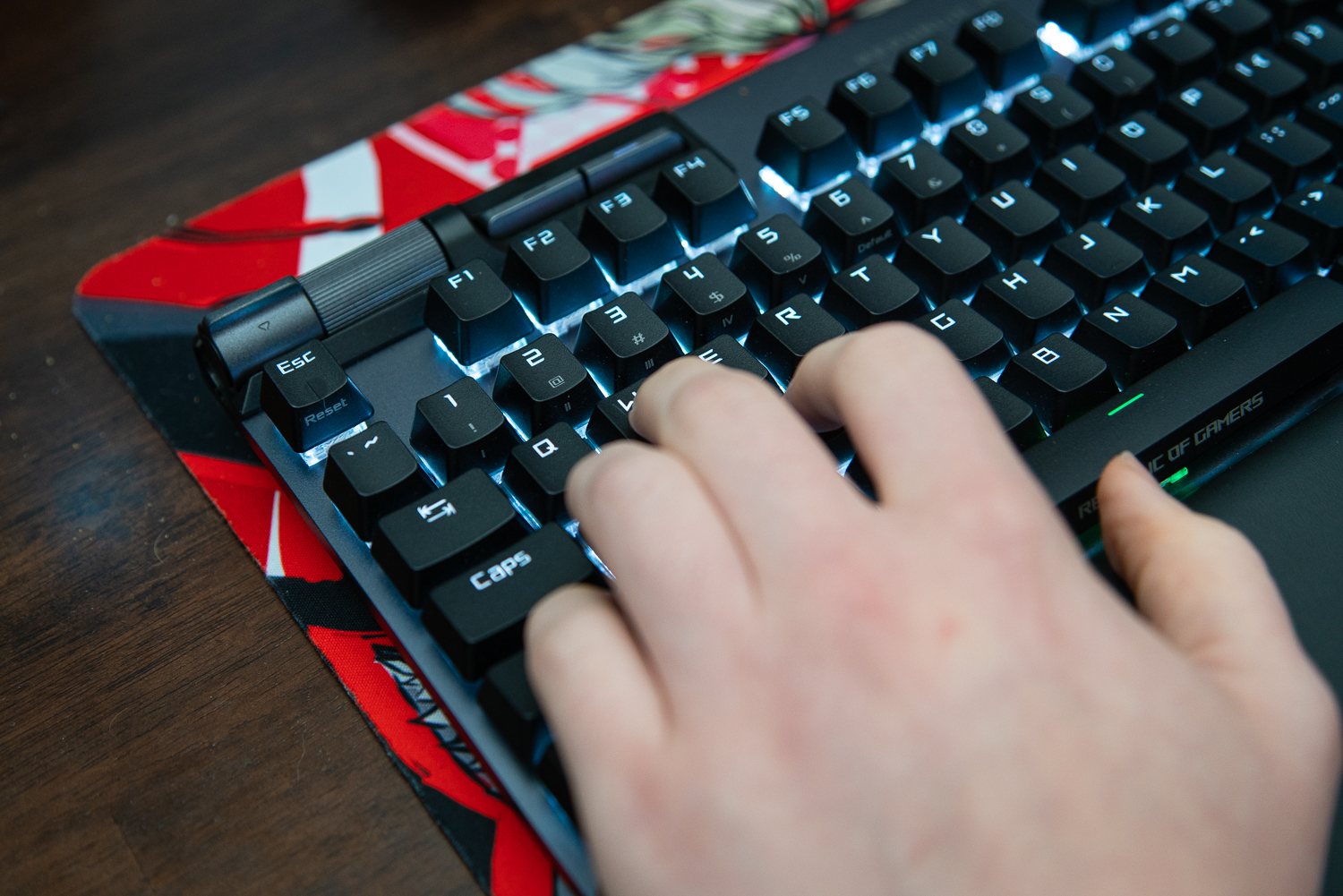 Finger auf WASD auf einer Gaming-Tastatur.