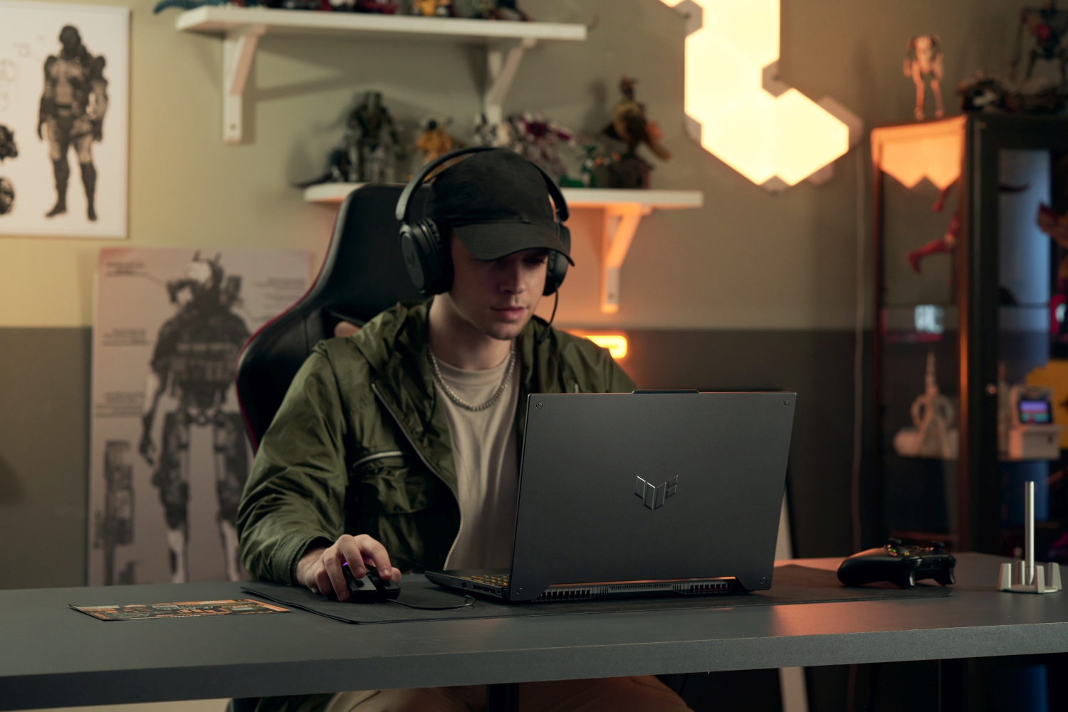 Uma pessoa usando o laptop para jogos Asus TUF F15.
