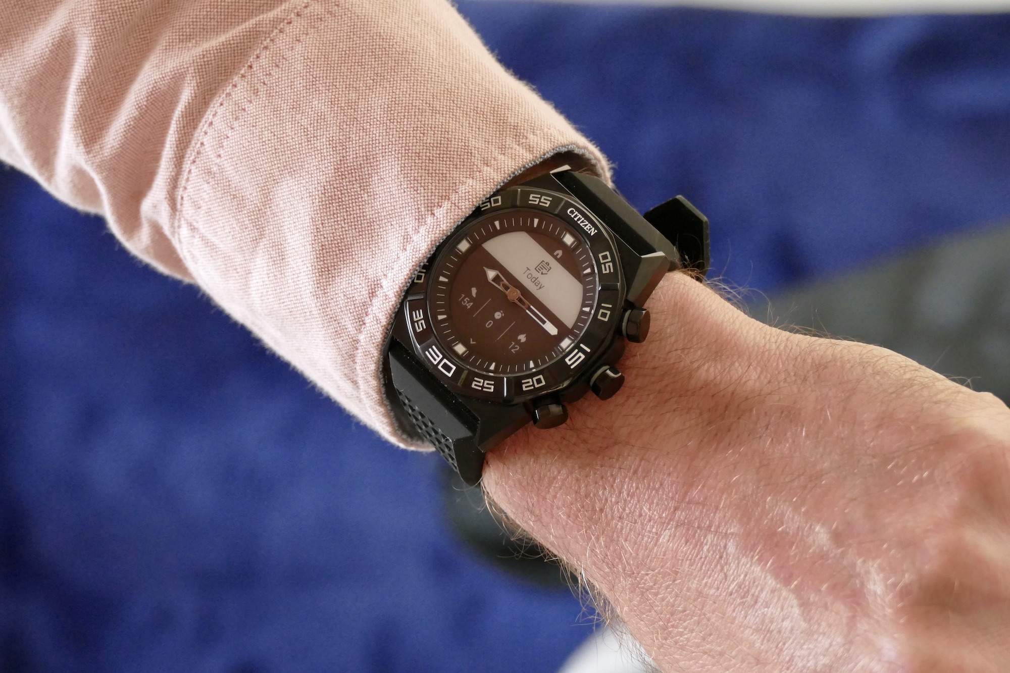 Hybrid watch with outlet screen