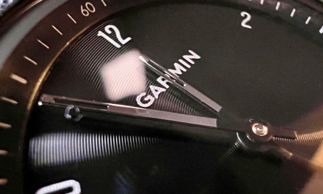 Garmin Vivomove Sport dial close up. Credits: Garmin official.