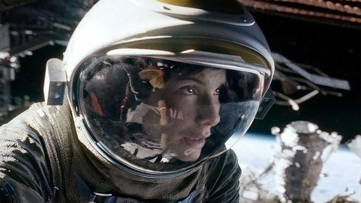 Sandra Bullock flottant dans l'espace dans Gravity.