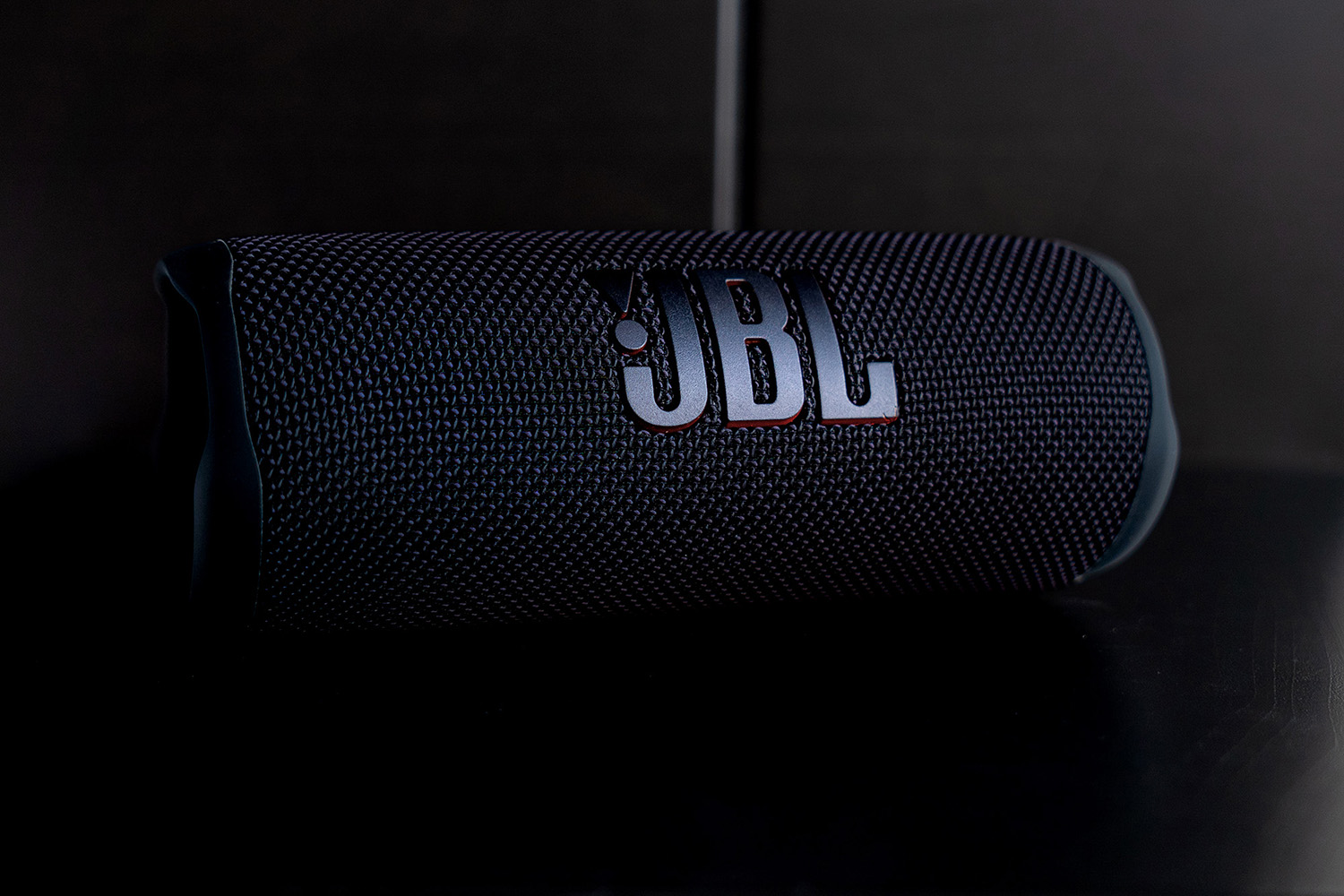 JBL Charge 5 vs JBL Flip 6 Side-by-Side Speaker Comparison