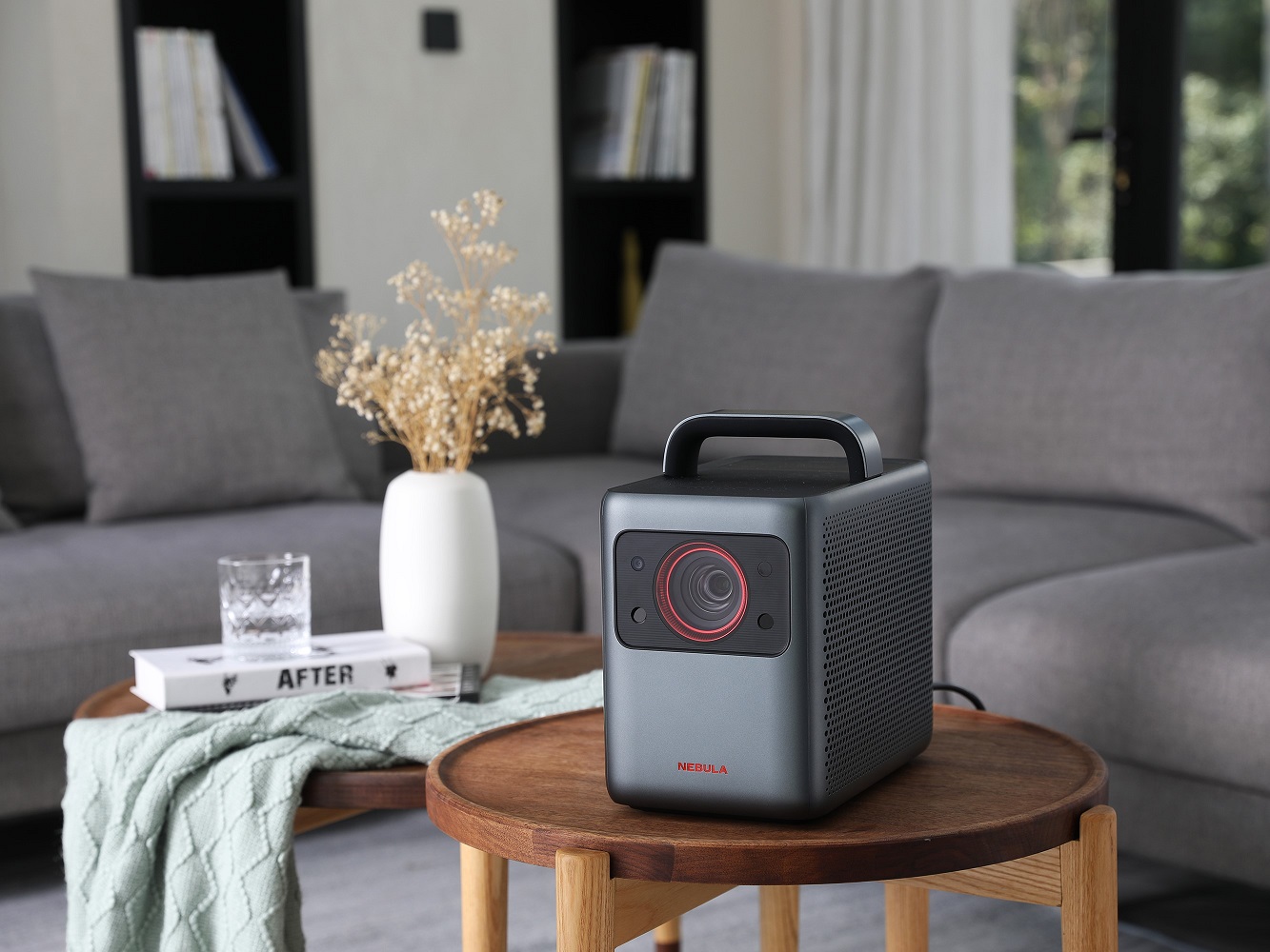 Anker Nebula Cosmos Laser 4K en la mesa del salón.