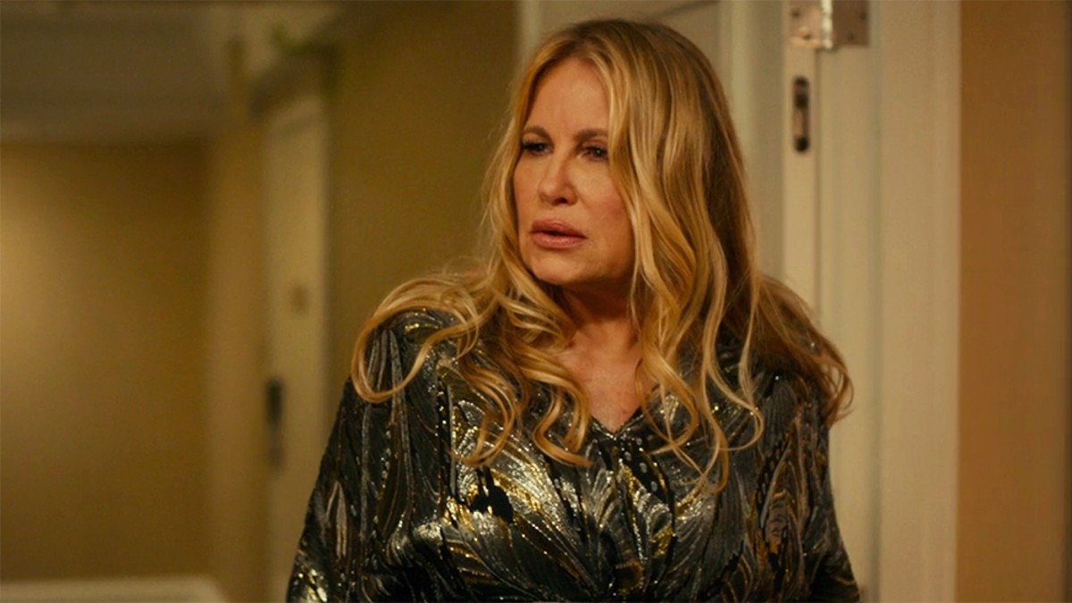 Jennifer Coolidge como Tanya parecendo nervosa em "The White Lotus".