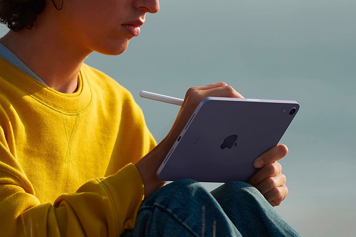 Eine Person schreibt mit einem Apple Pencil auf einem Apple iPad Mini 2021.