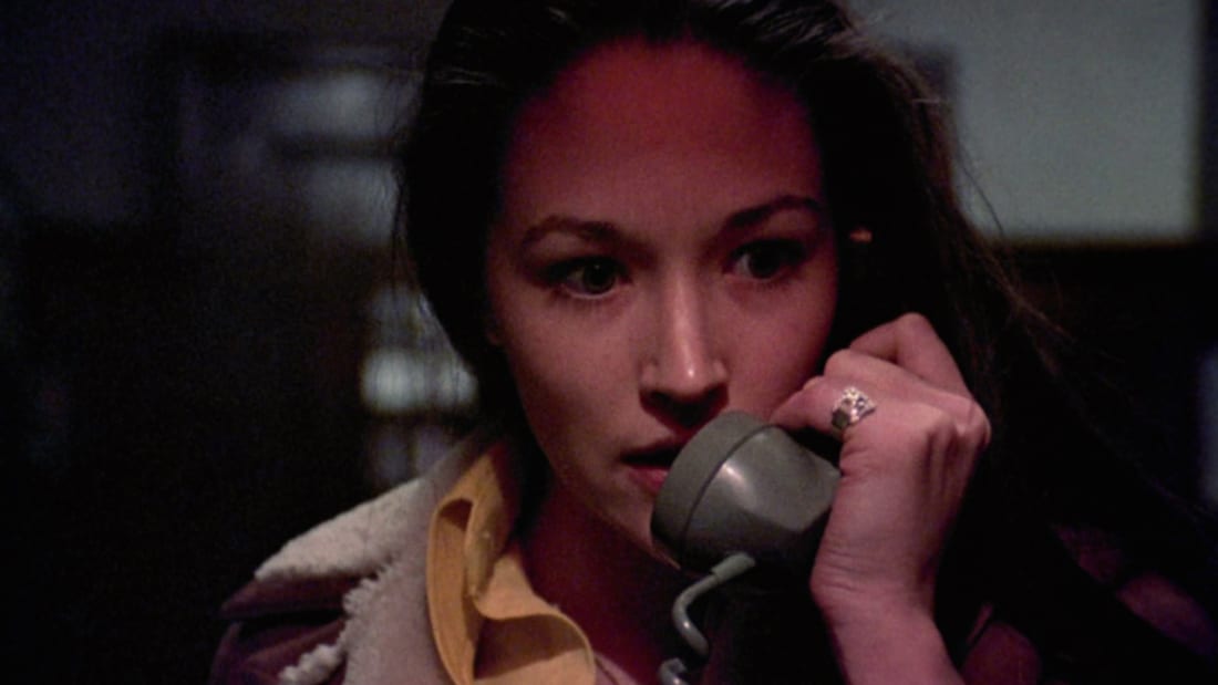 Jess beantwortet den Anruf eines Stalkers in „Black Christmas“ (1974).