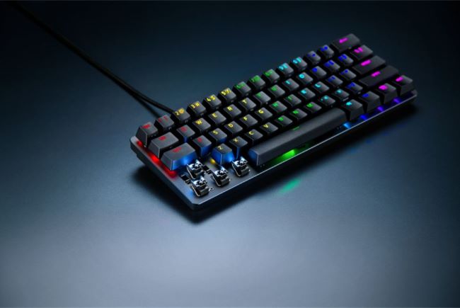 Le Razer Huntsman Mini Analog est le premier clavier de jeu à 60 % de la marque avec des commutateurs optiques analogiques.