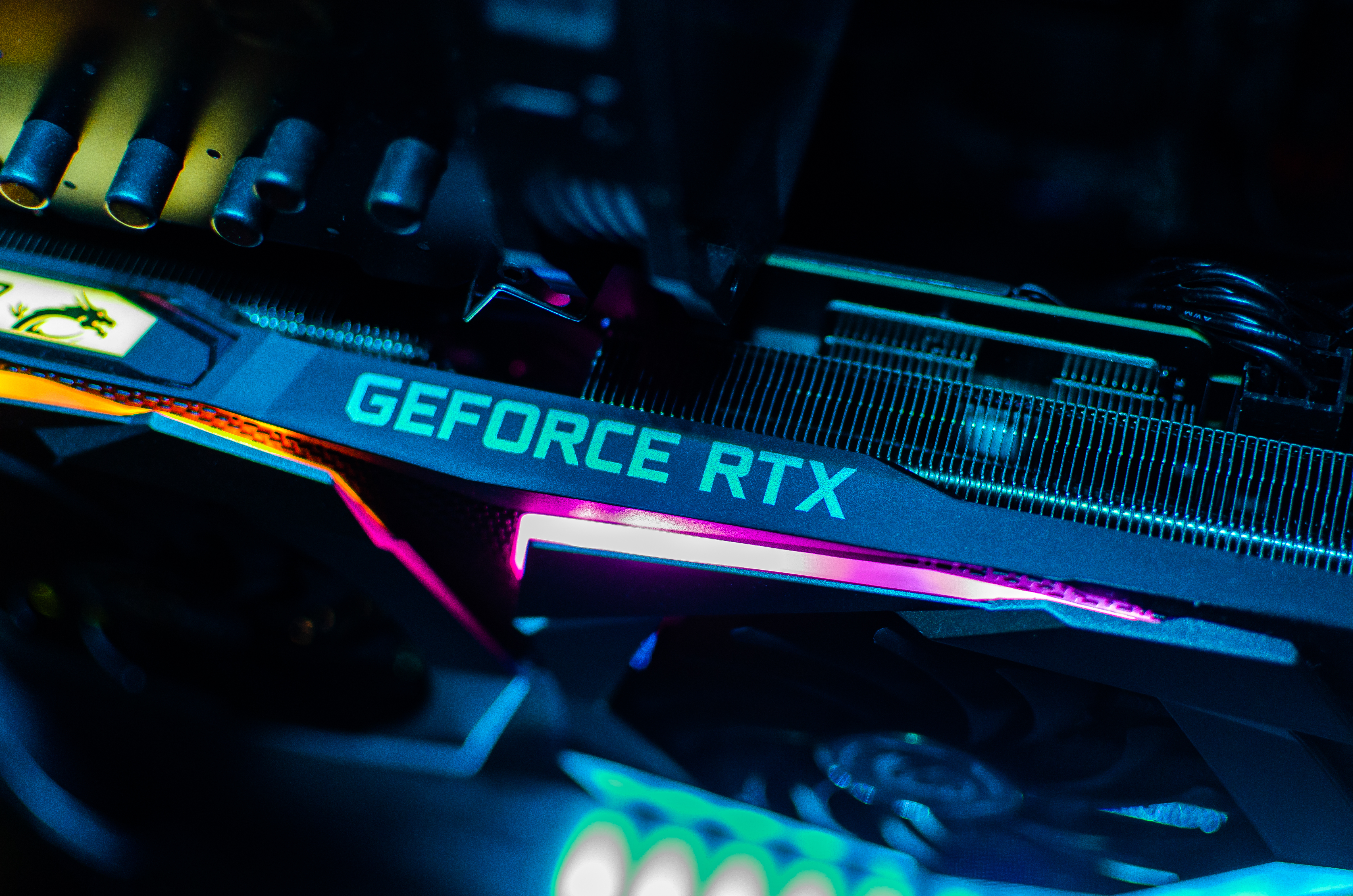 کارت گرافیک Nvidia GeForce RTX از کناره مشاهده می شود.