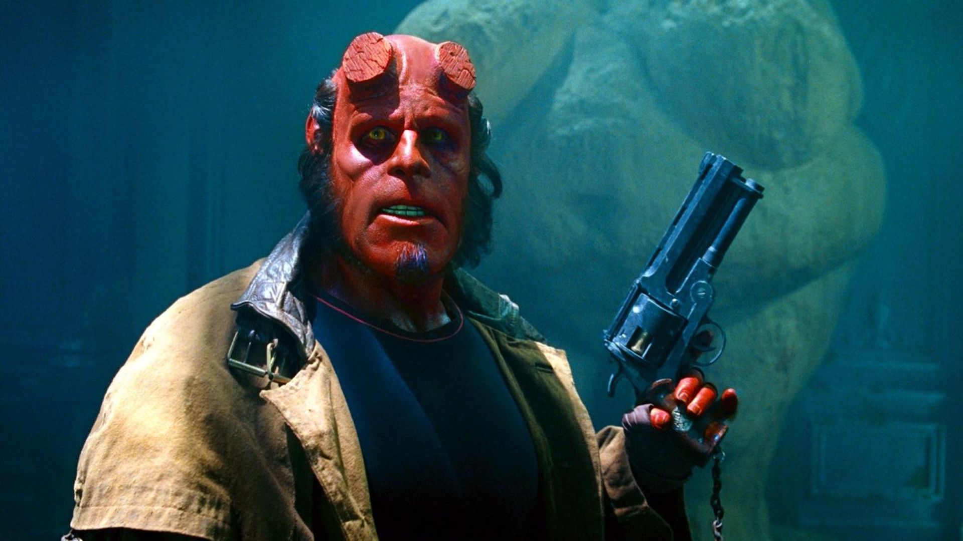 Рон Перлман взводит пистолет в фильме «Хеллбой» (2004), режиссер Гильермо дель Торо.