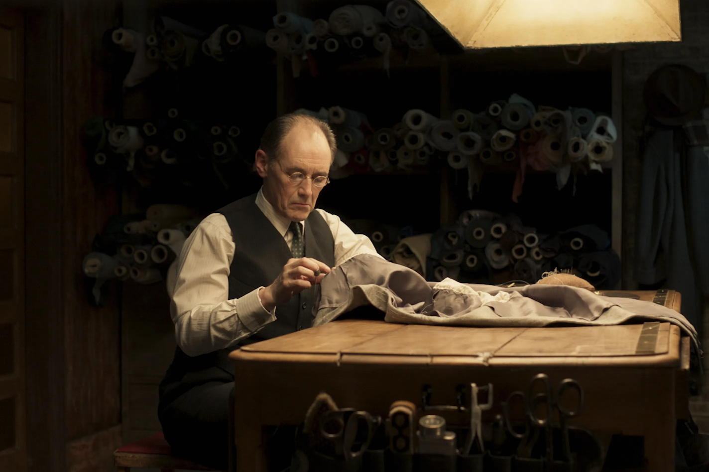 The Outfit Review: Mark Rylance Is Caught in Ill-fitting Gangster Saga