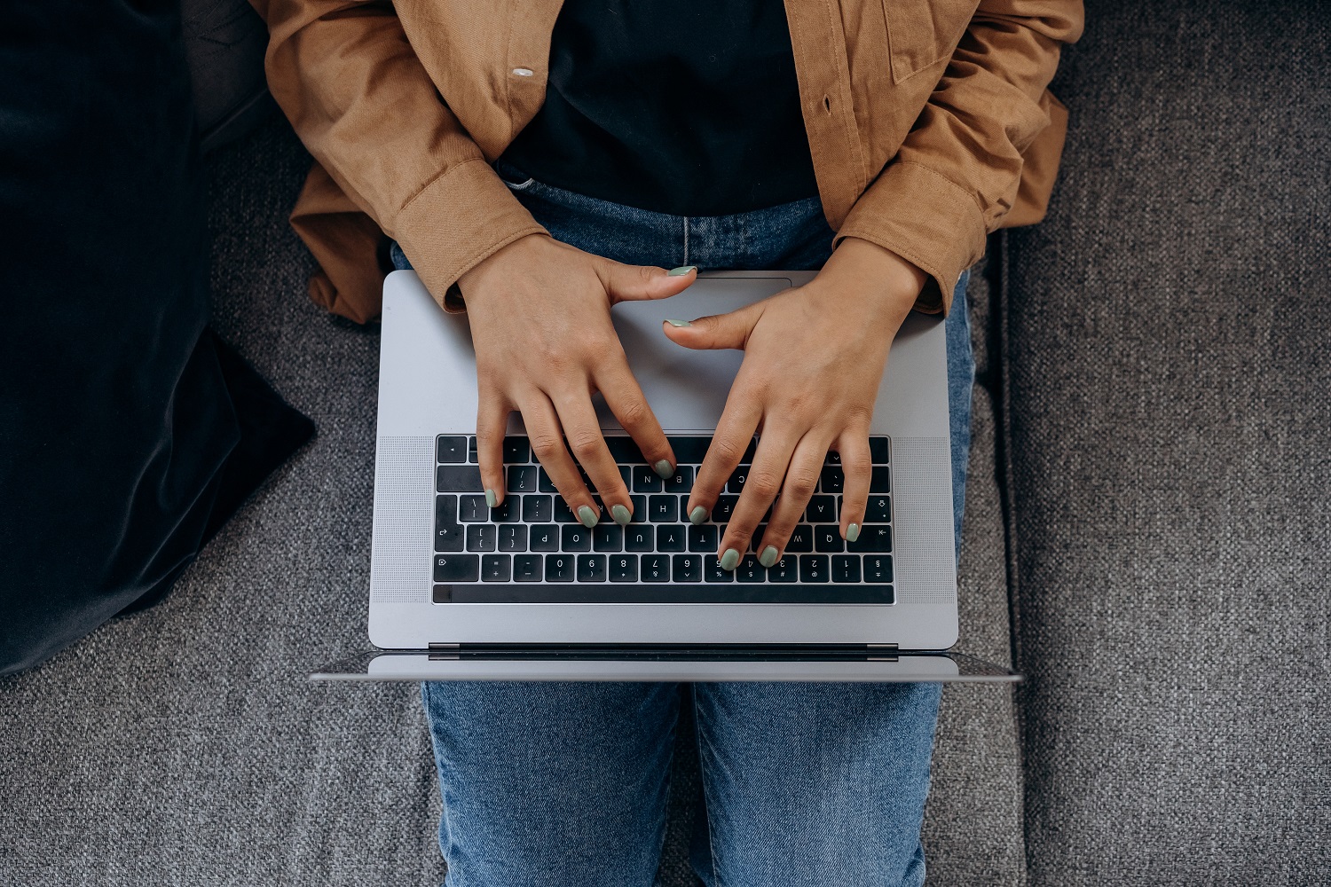 You can restart a laptop with just a keyboard. Here are the two ways