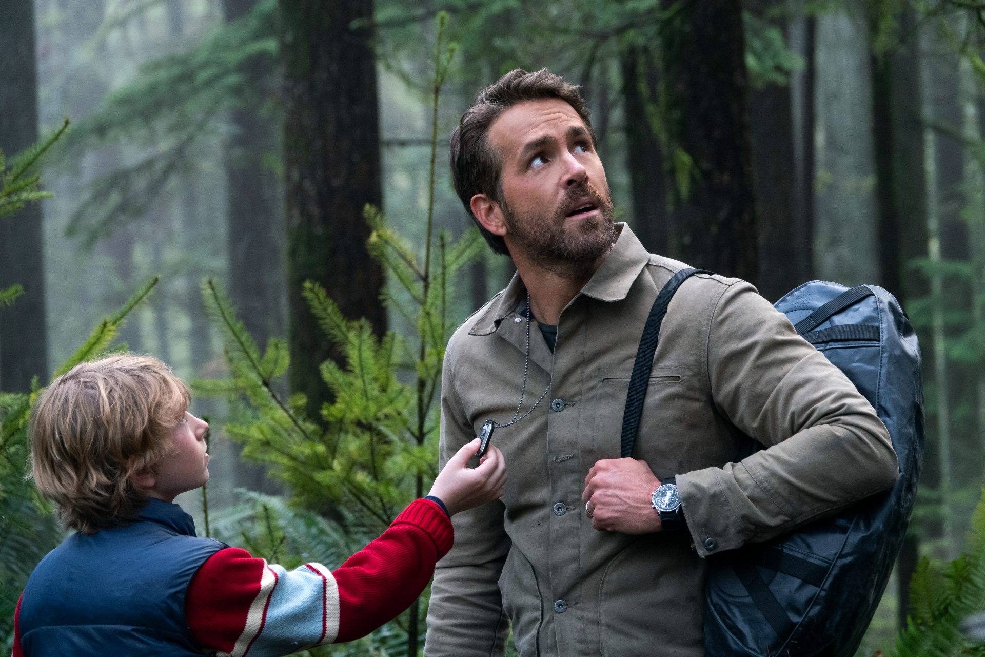 Ryan Reynolds lève les yeux vers le ciel dans « The Adam Project ».