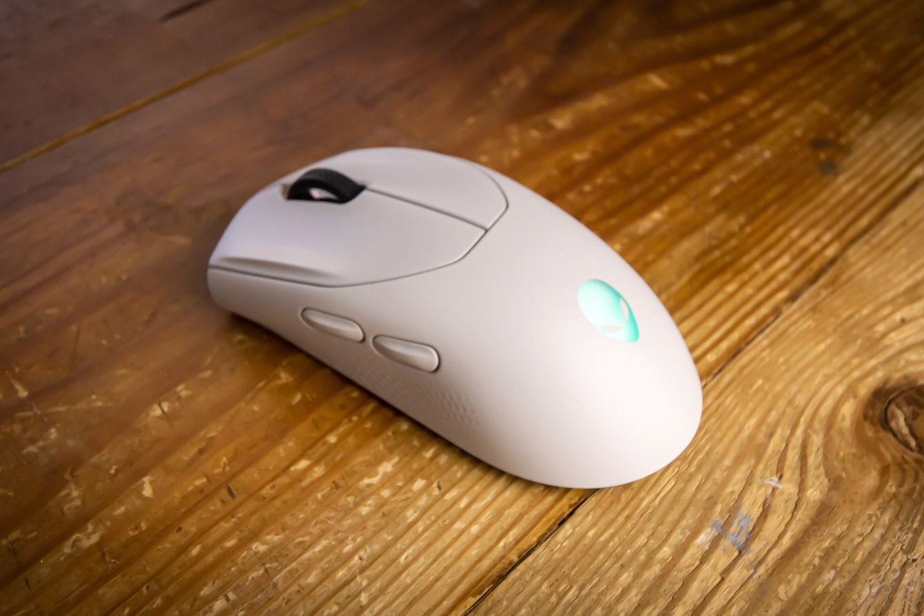 Alienware Tri-Mode Wireless Gaming Mouse review: Earthbound 