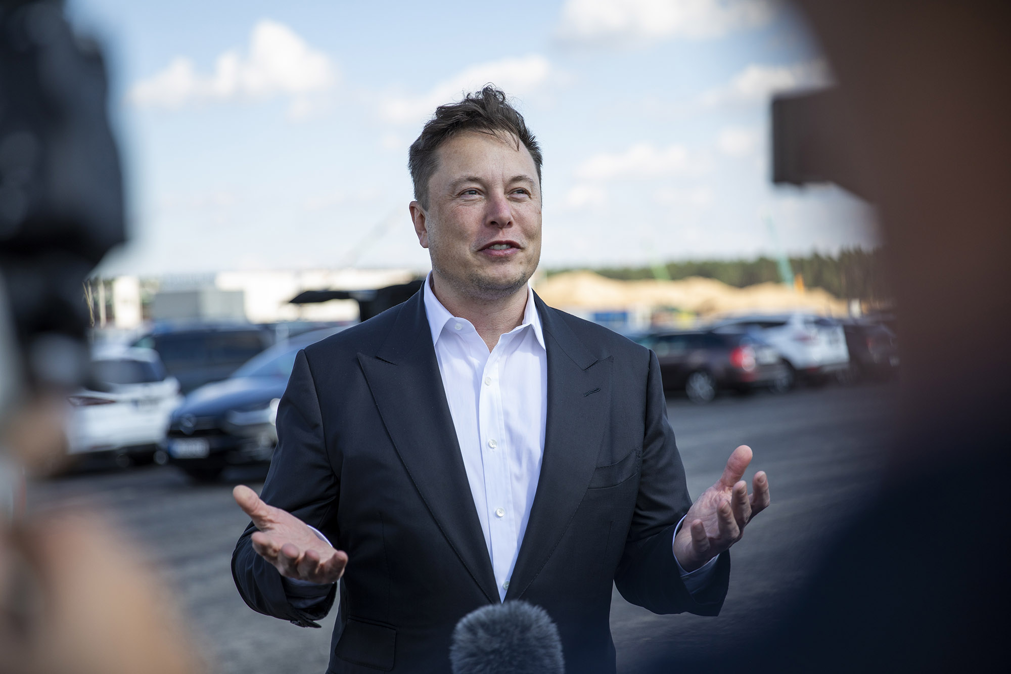 Elon Musk fala com a imprensa ao chegar para dar uma olhada no canteiro de obras da nova Tesla Gigafactory perto de Berlim.