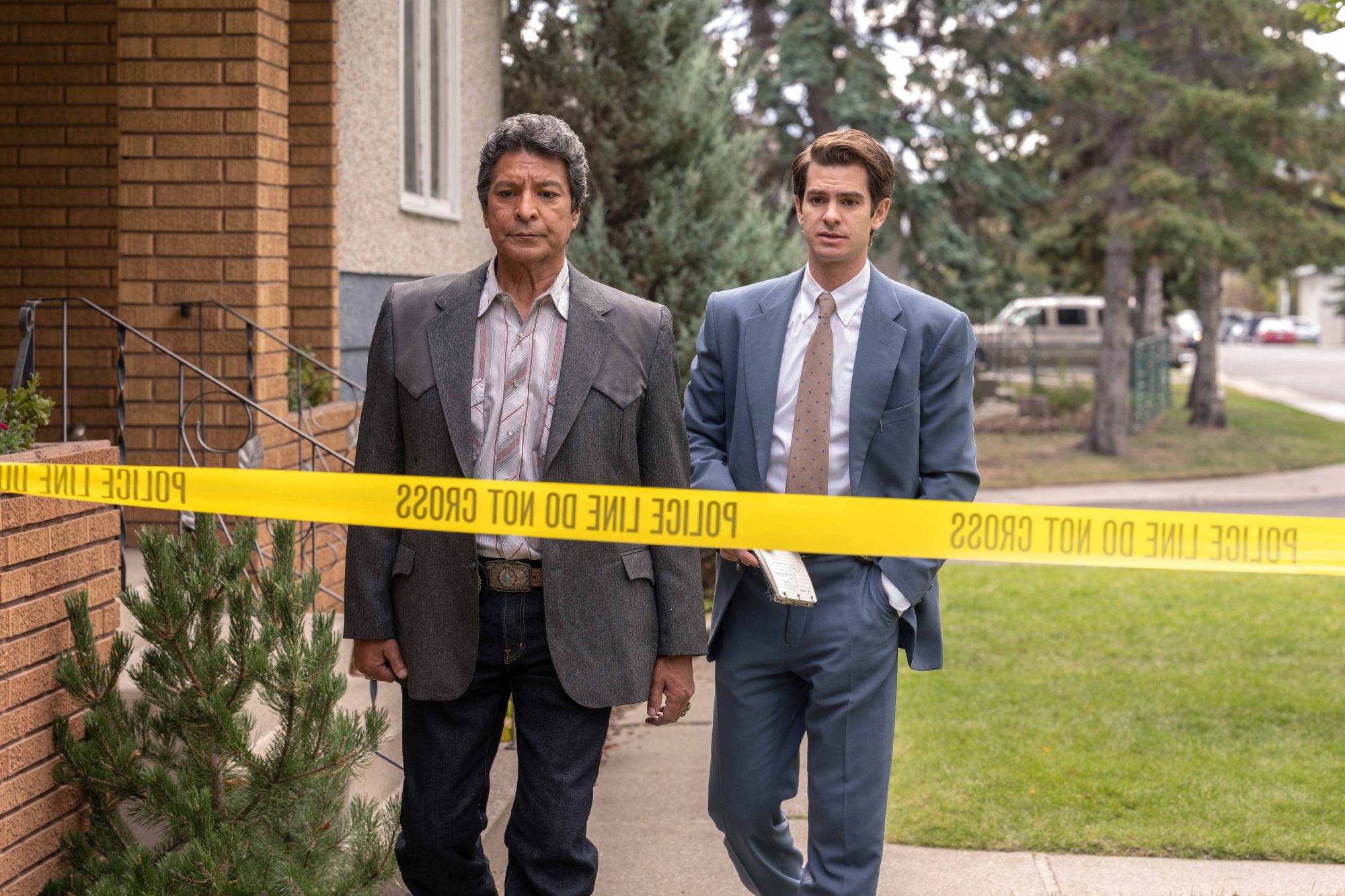 Gil Birmingham et Andrew Garfield se dirigent vers la bande de la scène de crime dans Sous la bannière du ciel.