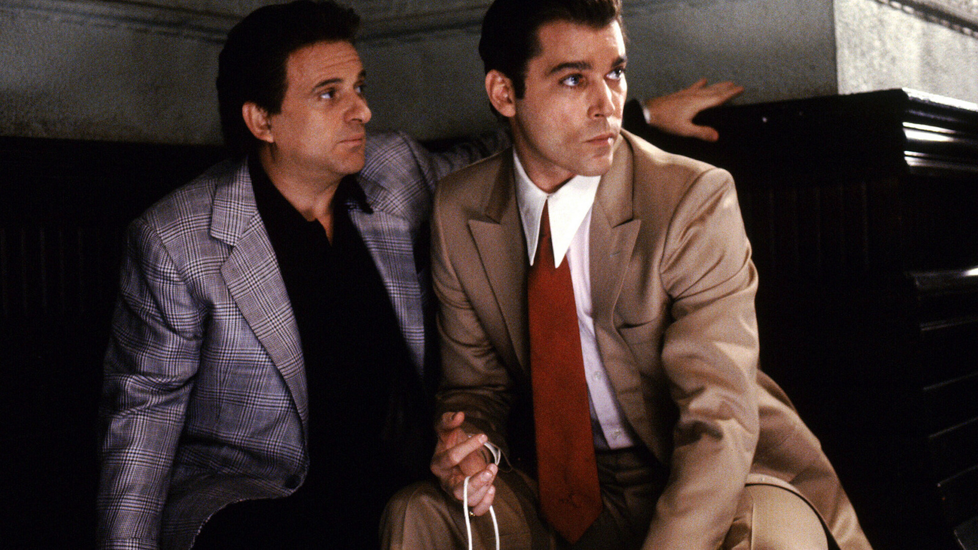 Joe Pesci, Ray Liotta e Robert De Niro estrelam Goodfellas, dirigido por Martin Scorsese.