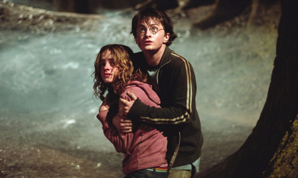 Harry holds Hermione in Harry Potter and the Prisoner of Azkaban (2004), directed by Alfonso Cuarón.