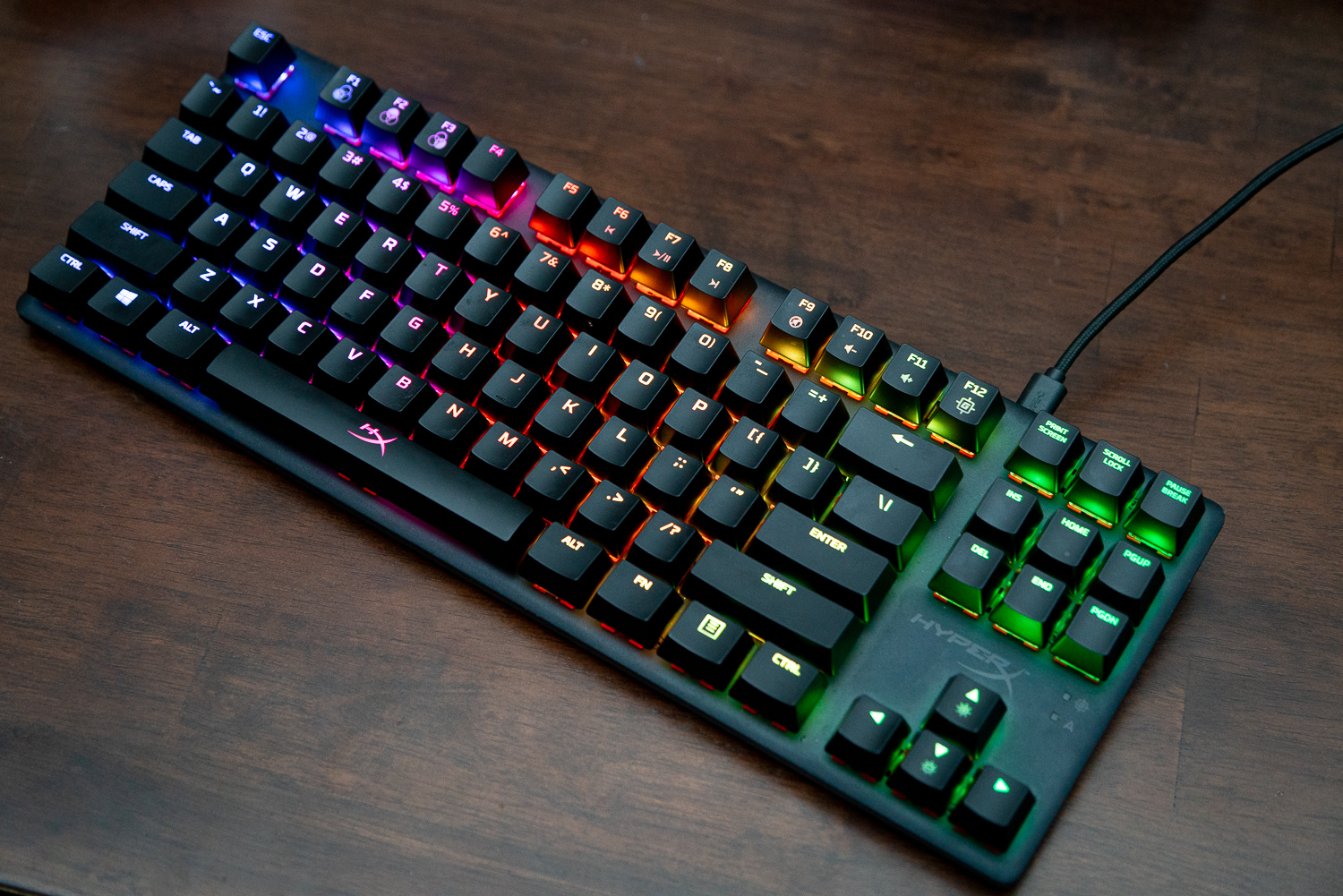 Teclado HyperX Alloy Origins Core em uma mesa.