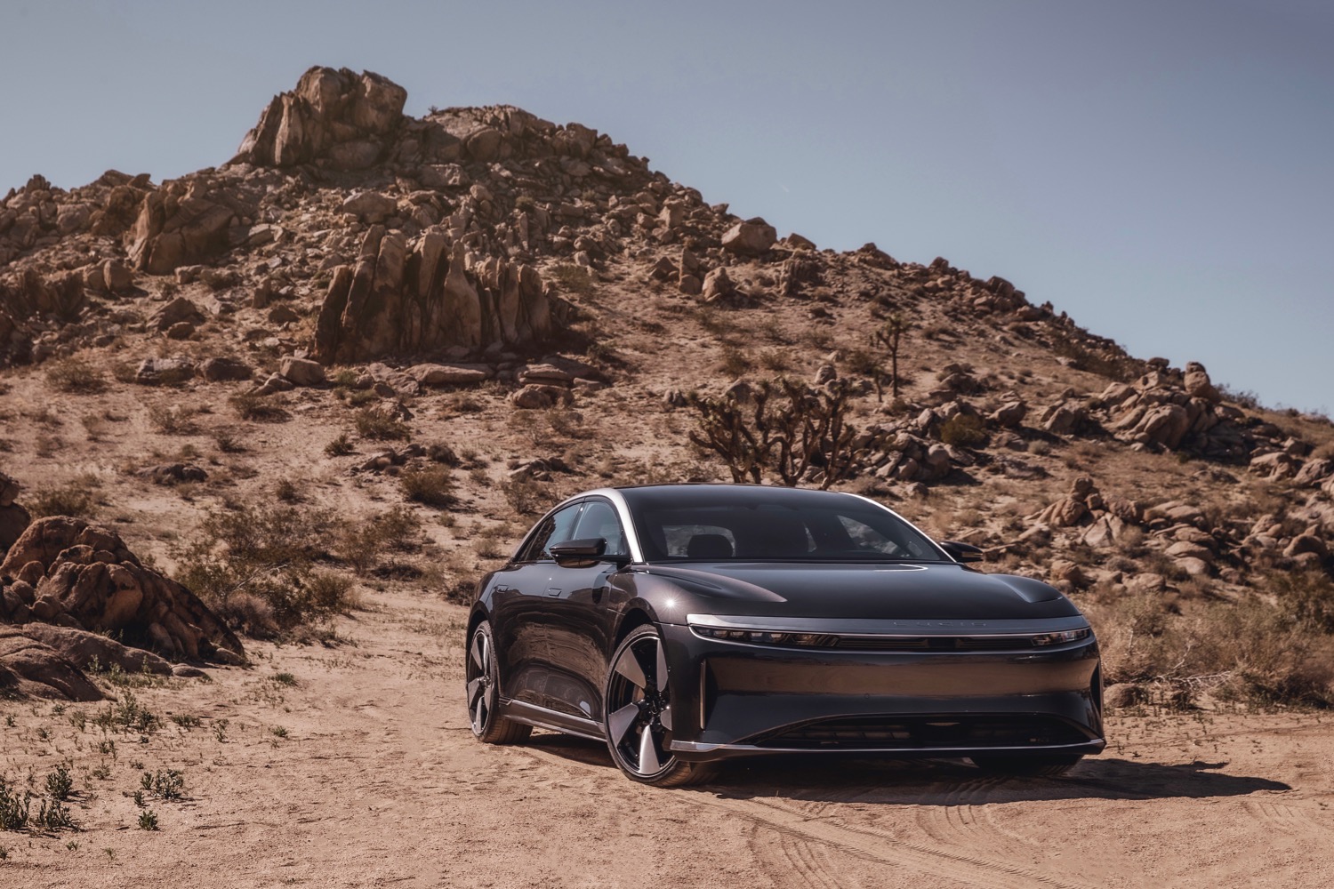 Vista frontal de tres cuartos del Lucid Air Grand Touring Performance EV.