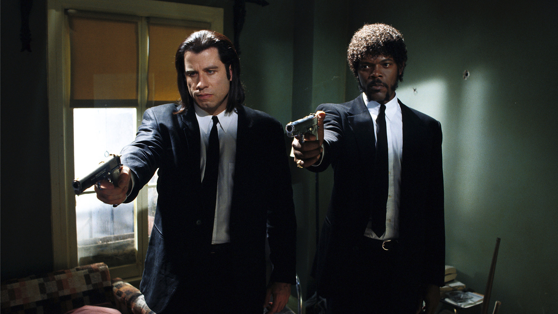 John Travolta et Samuel L. Jackson dans le rôle de Vincent Vega et Jules Winnfield pointant leurs armes dans la même direction dans le film Pulp Fiction.