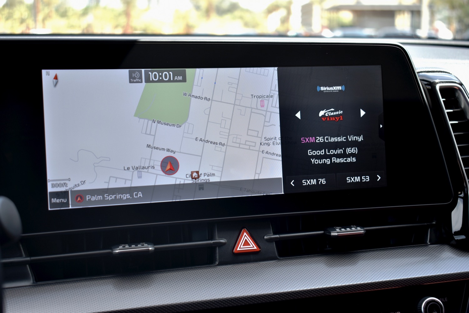 Информационно-развлекательный сенсорный экран Kia Sportage Hybrid 2023 года.