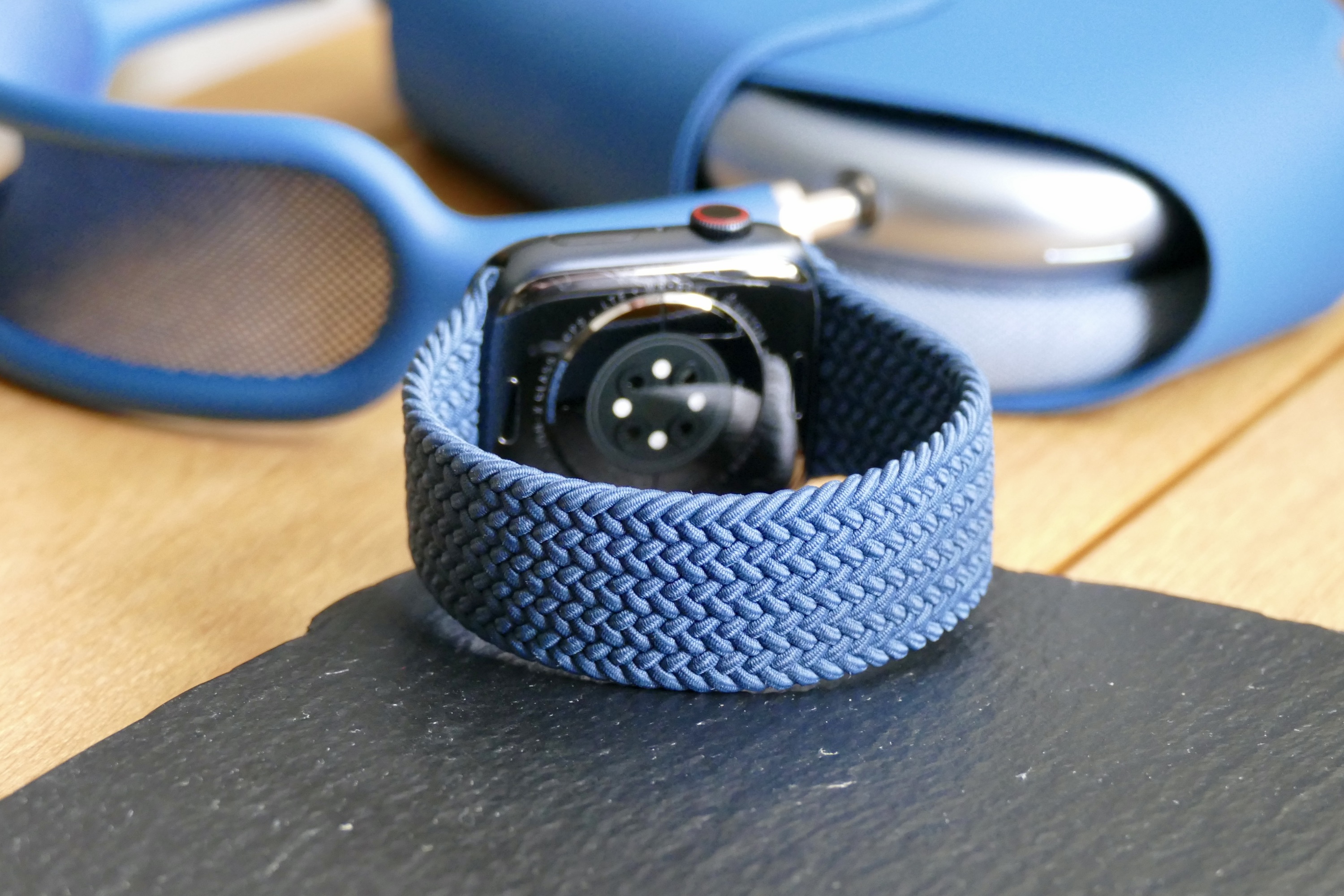 Die Rückseite eines blauen geflochtenen Solo Loop Bands auf der Apple Watch Series 7.