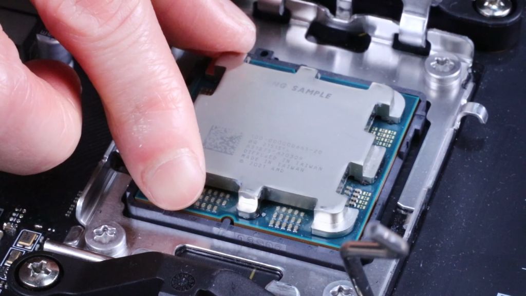 AMD Ryzen 7000 प्रोसेसर एक MSI मदरबोर्ड के अंदर स्थापित किया जा रहा है।
