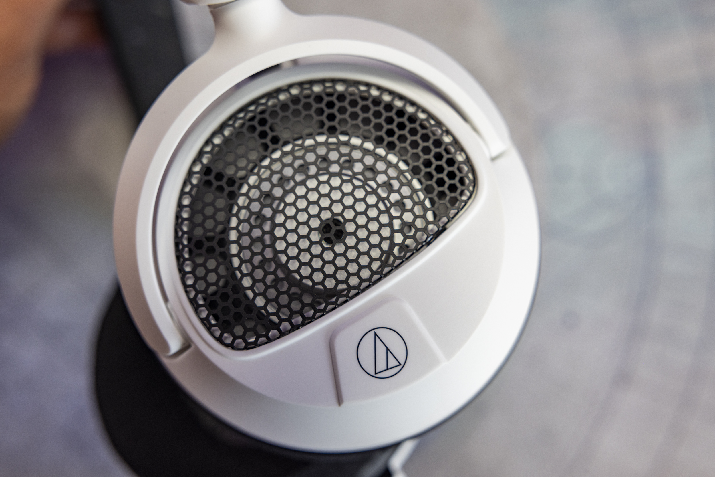 Крупный план чашки игровых наушников открытого типа Audio-Technica ATH-GDL3.