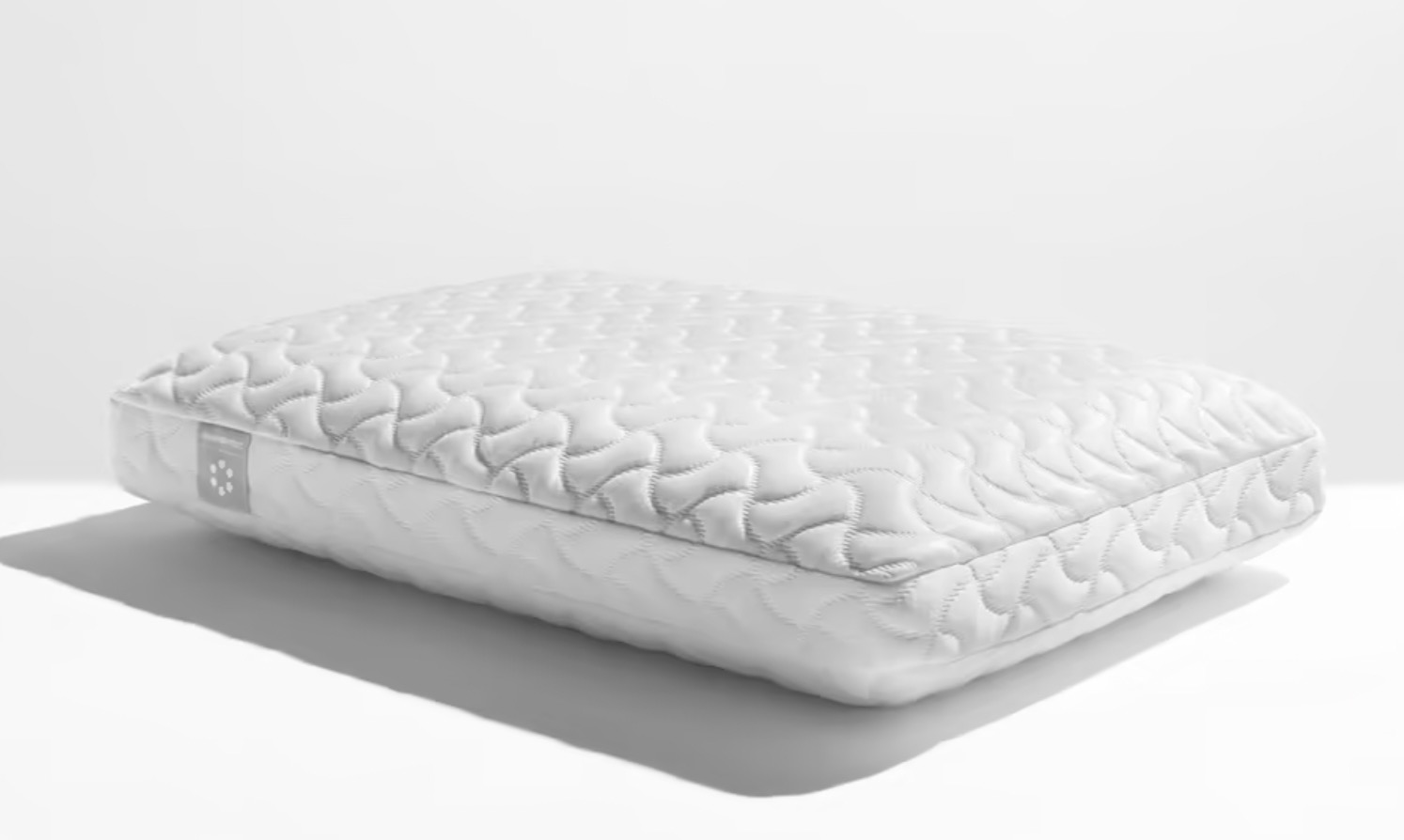 Một chiếc gối đám mây Tempur-Pedic trên nền trắng