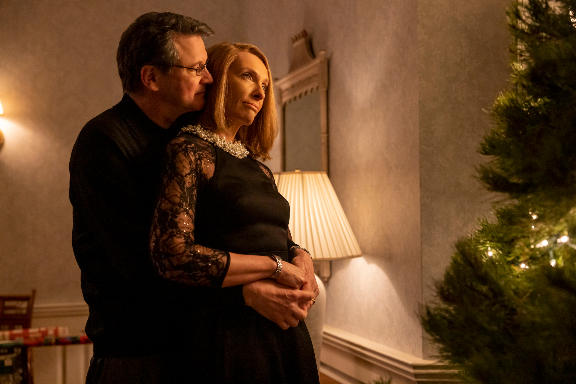 Colin Firth legt in The Staircase seine Arme um Toni Collette.