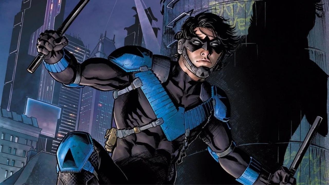 Nightwing kauert in den Comics auf einem Dach.