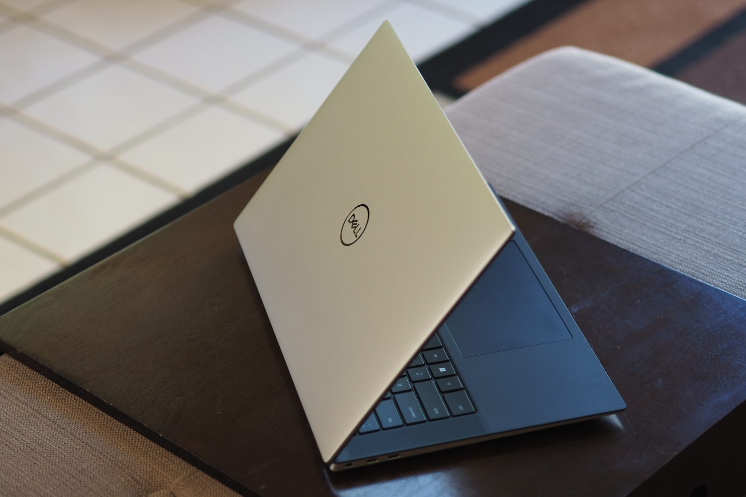 Vue arrière du Dell XPS 15 9520 montrant le couvercle et le logo.