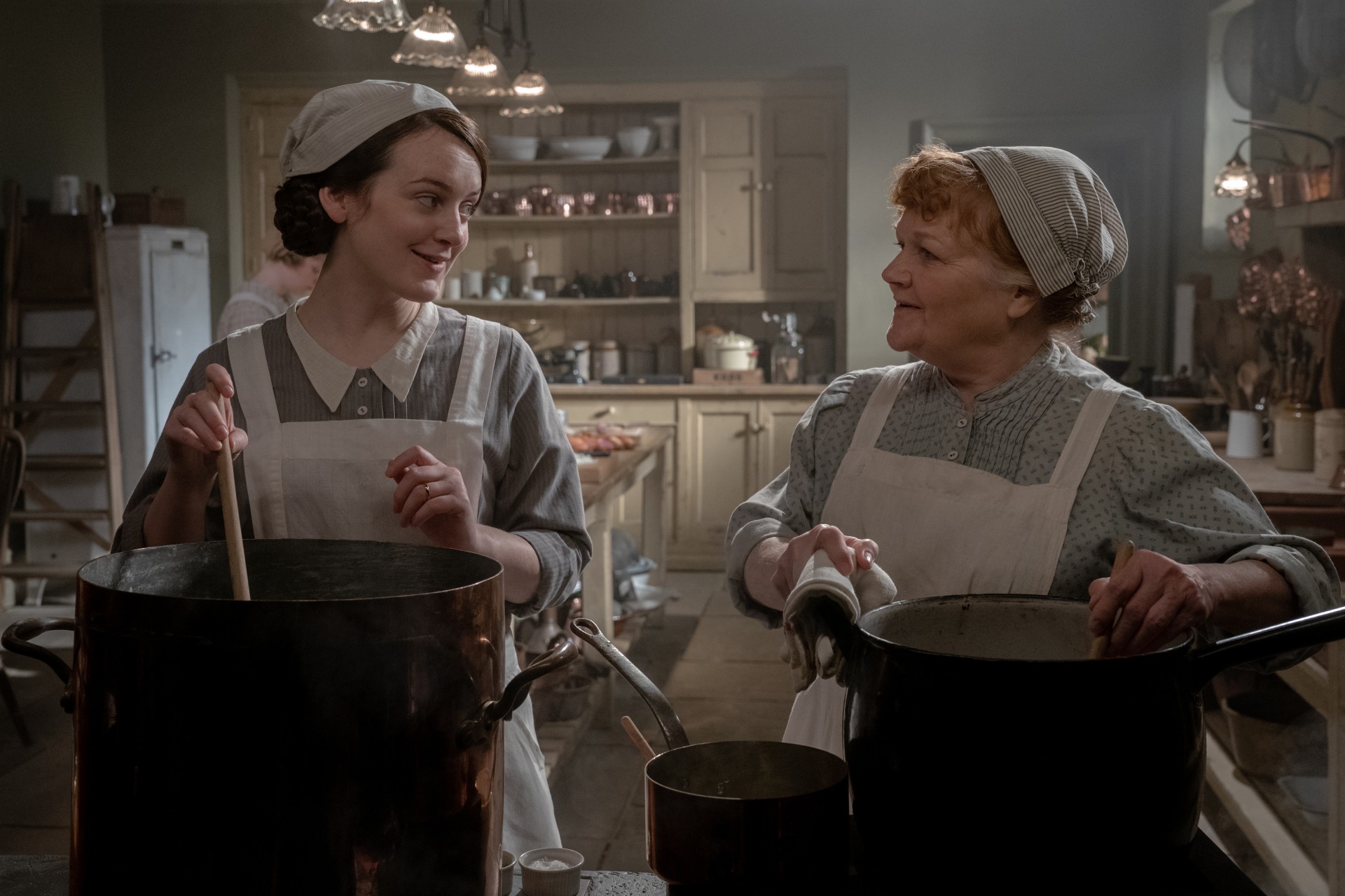 Duas empregadas cozinham um jantar em Downton Abbey: A New Era