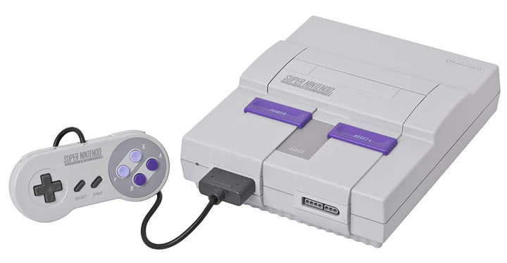 Развлекательная система и контроллер Super Nintendo.