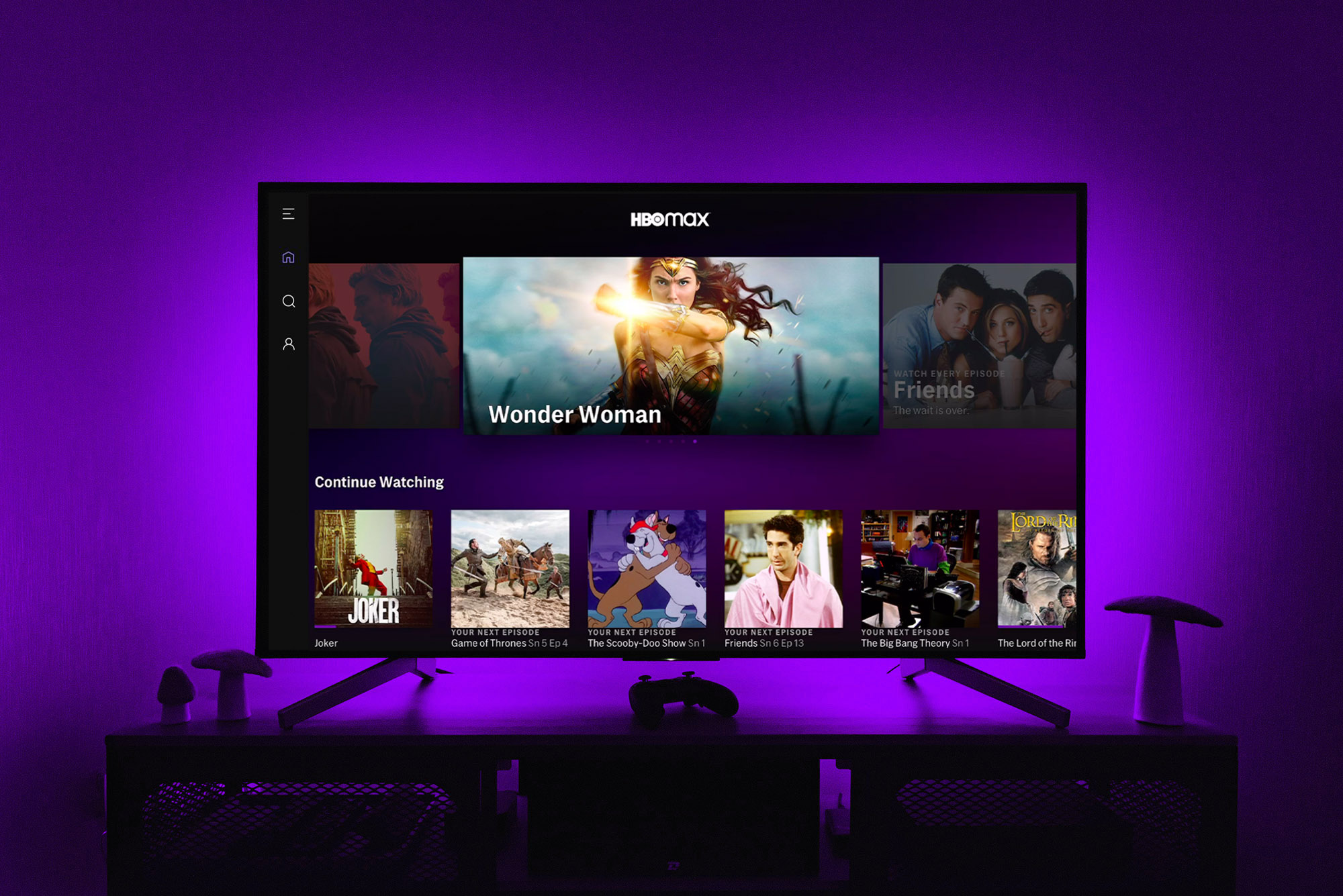 Die HBO Max-App auf einem Fernsehbildschirm, während violette Lichter die Wand dahinter beleuchten.
