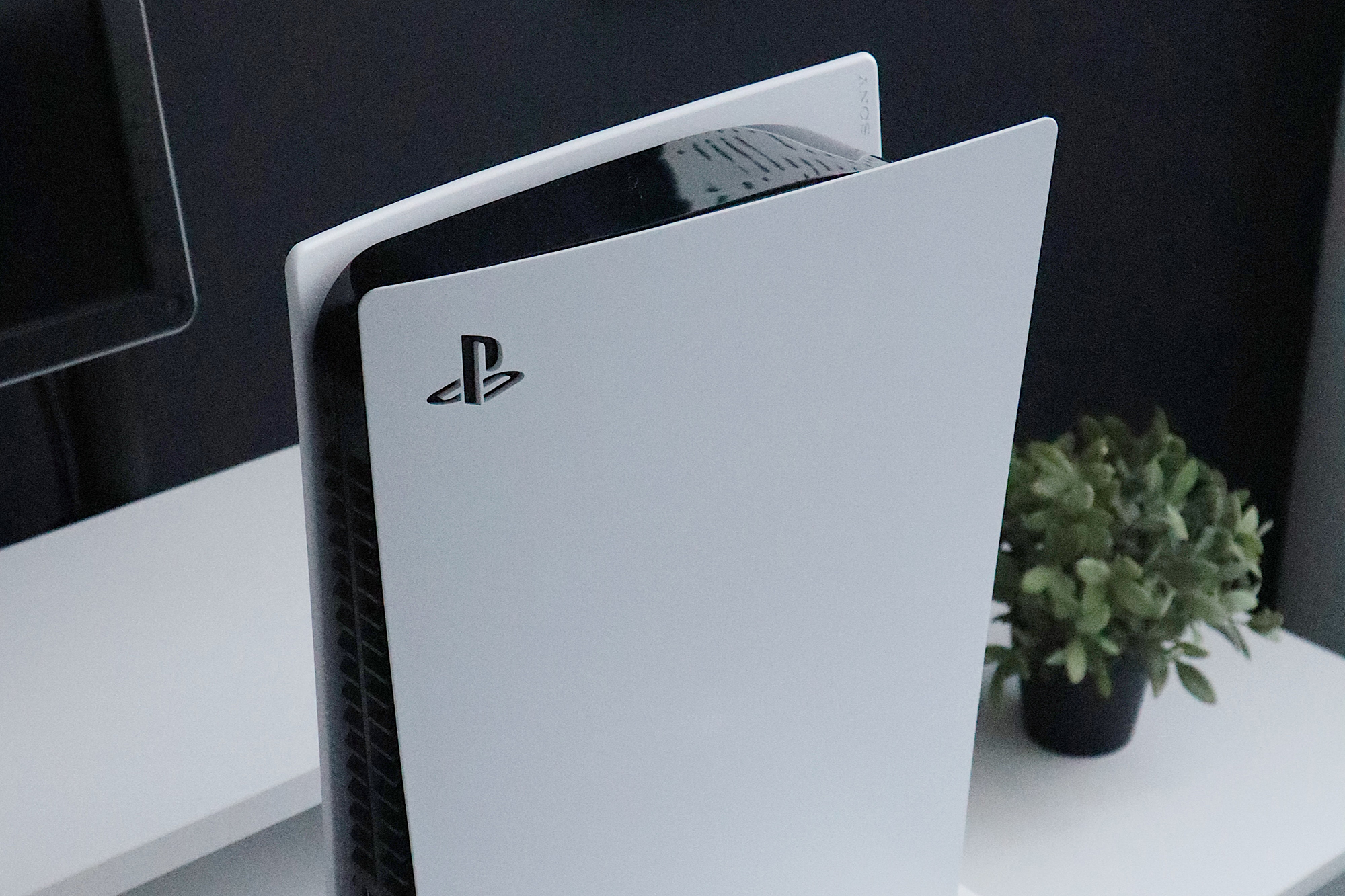 O sistema Playstation 5 em pé.