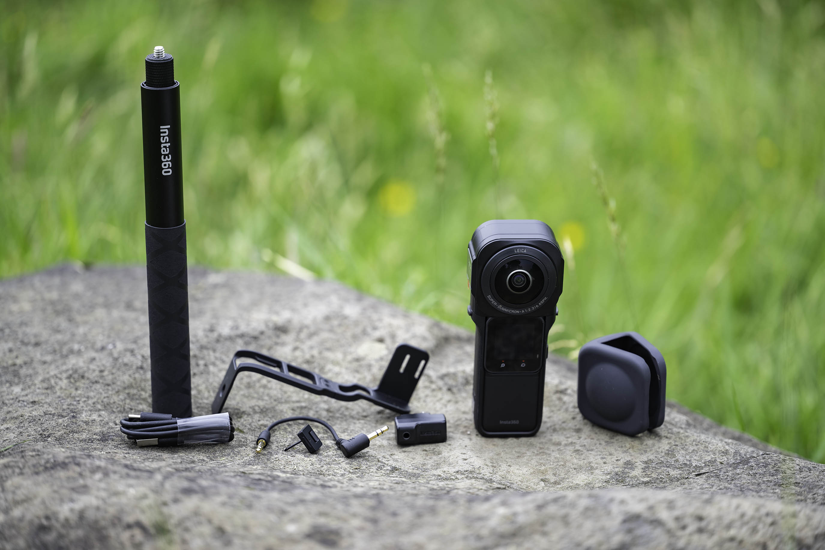 Die Insta360 One RS 1-Zoll 360 Edition und Zubehör.