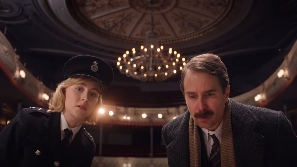 Saoirse Ronan und Sam Rockwell in See How They Run.