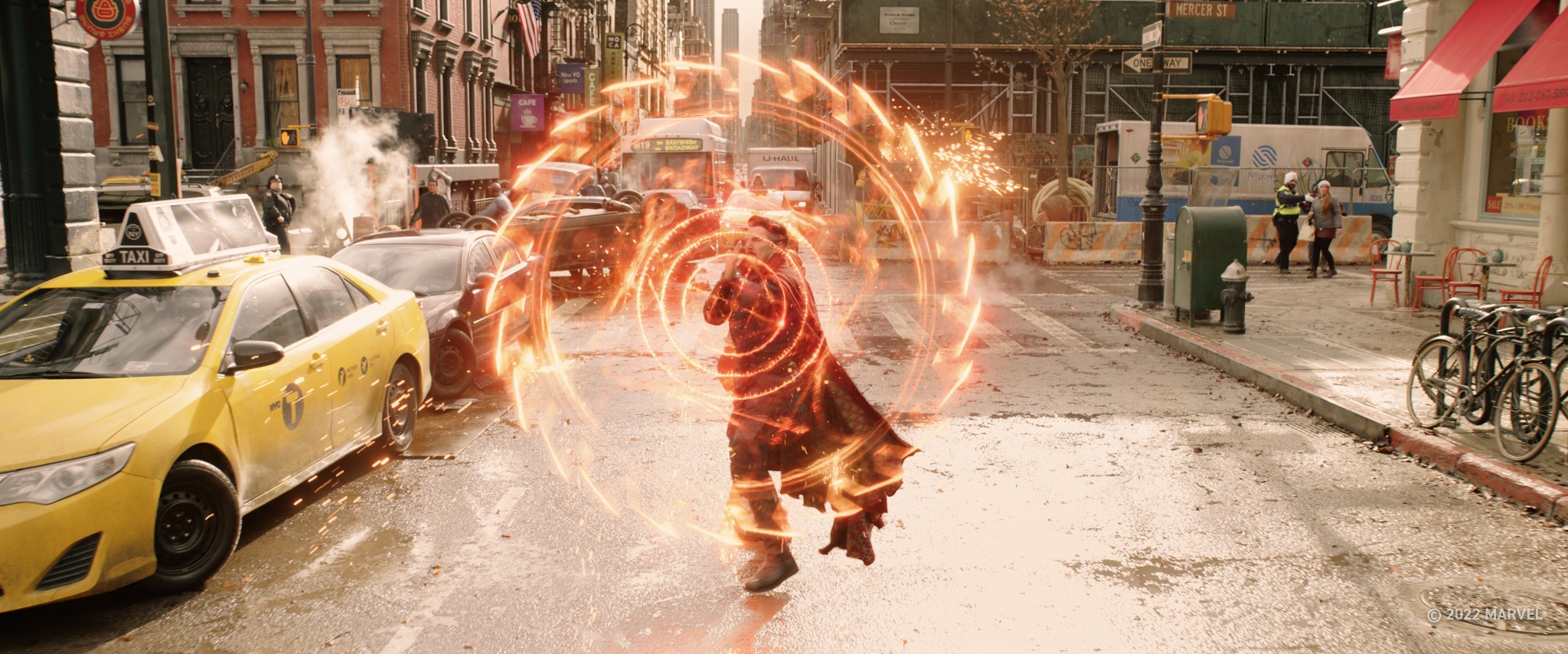 Doctor Strange lanza un hechizo parecido a una hoja de sierra en una escena de Doctor Strange in the Multiverse of Madness.