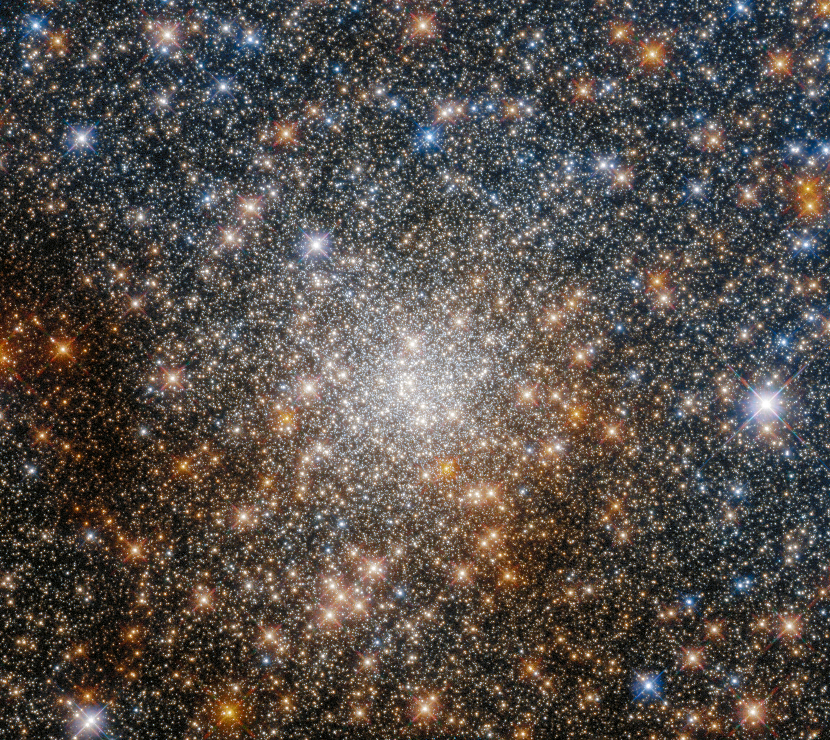 यह तारा जड़ित छवि आकाशगंगा के केंद्र की ओर, नक्षत्र धनु में गोलाकार क्लस्टर Terzan 9 को दिखाती है।