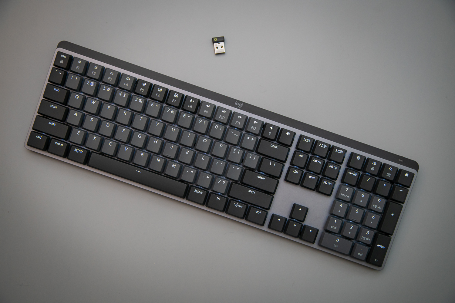 灰色背景上的罗技 MX 机械键盘。