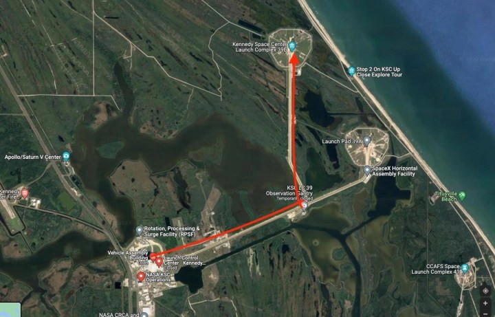 A rota a ser percorrida pelo foguete SLS e pela espaçonave Orion até a plataforma de lançamento.