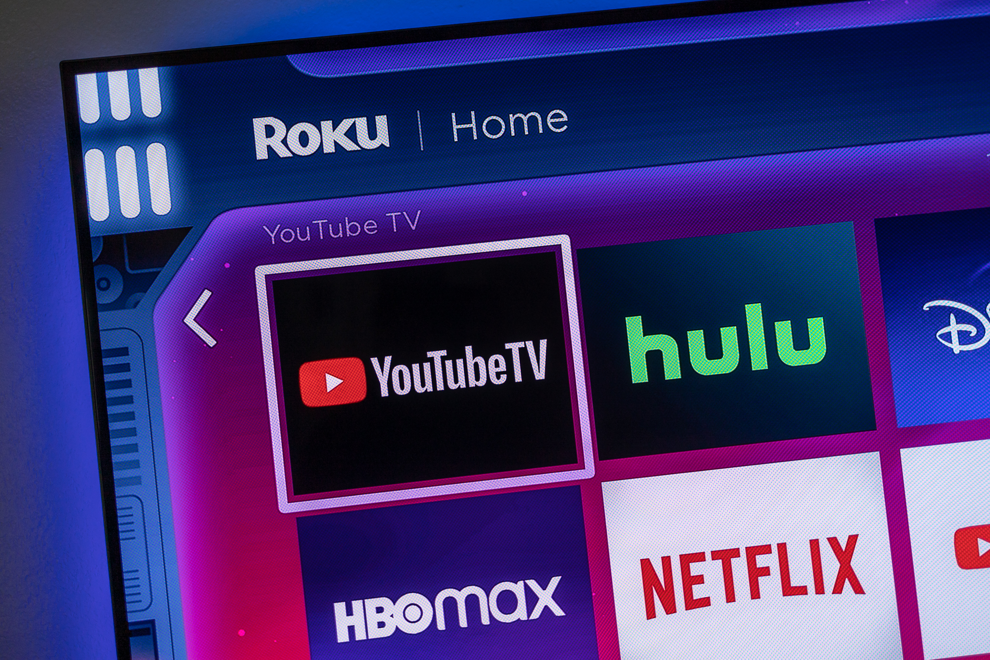 Aplicativos YouTube TV e Hulu na tela inicial do Roku.