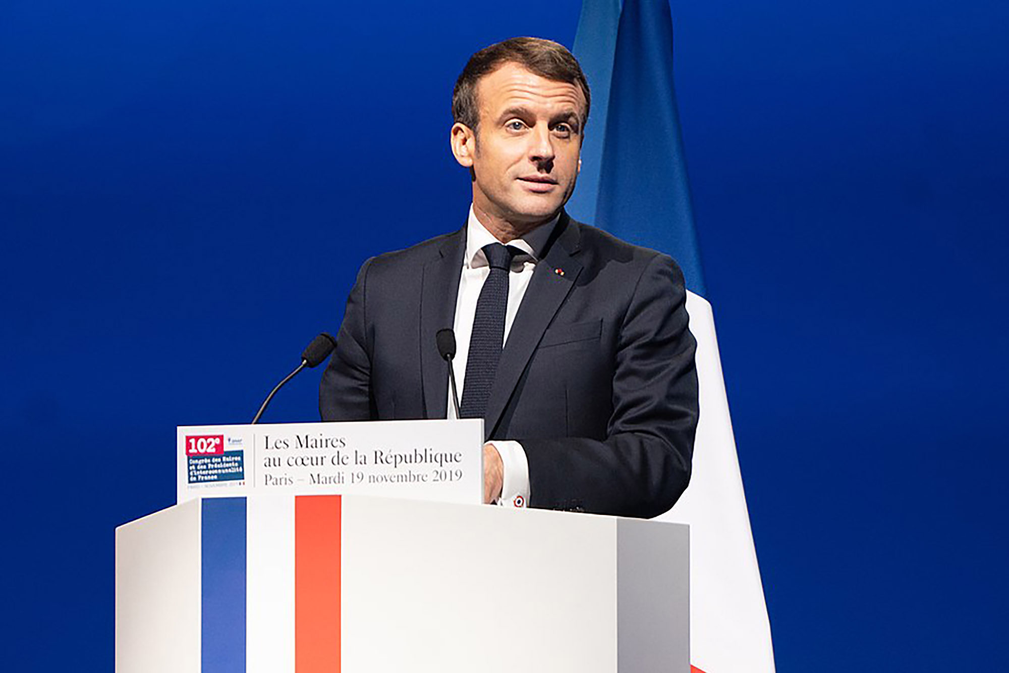 O presidente francês, Emmanuel Macron, no pódio.