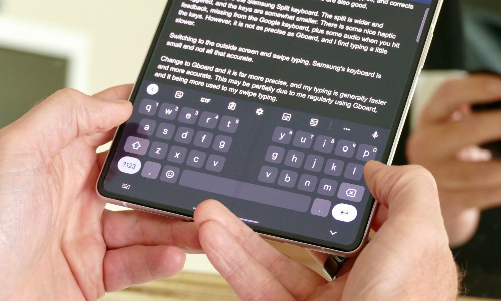 Google Gboard split screen keyboard mode on the Galaxy Z Fold 3.