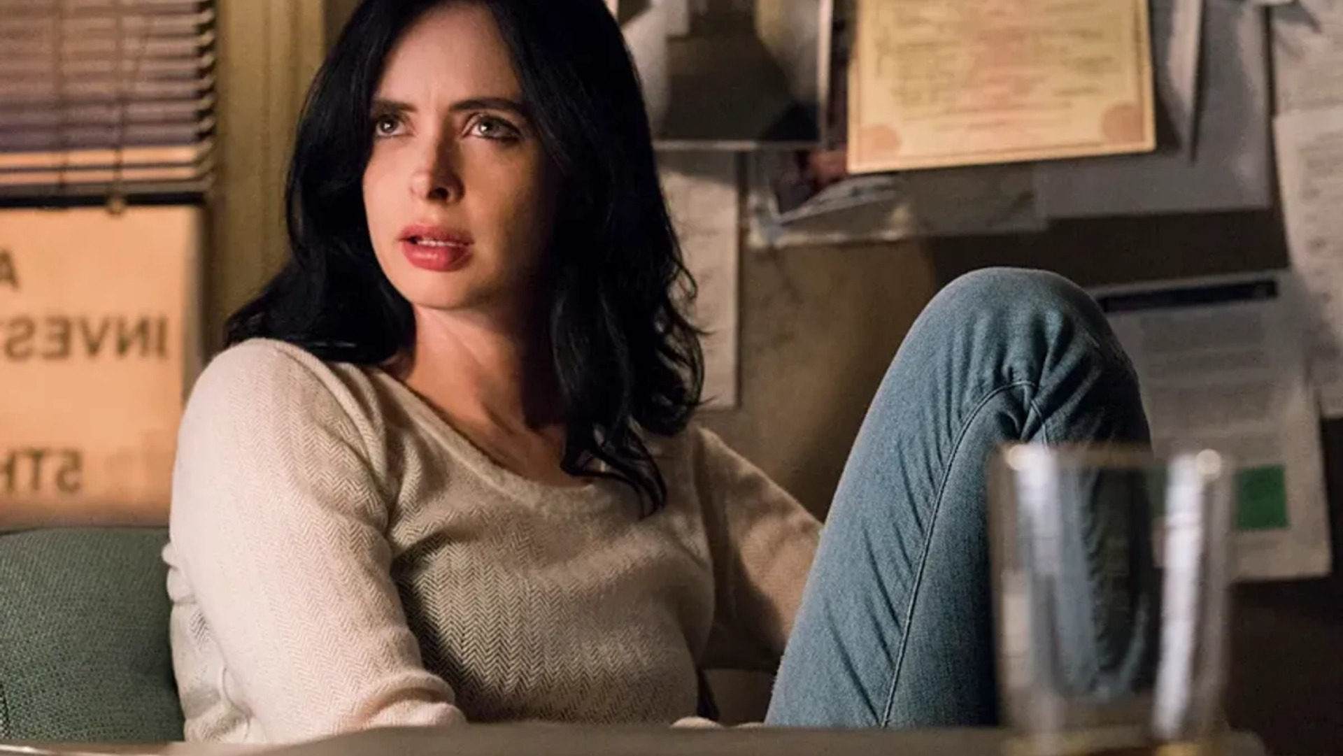 Jessica Jones sentada en su oficina en Alias ​​Investigations.