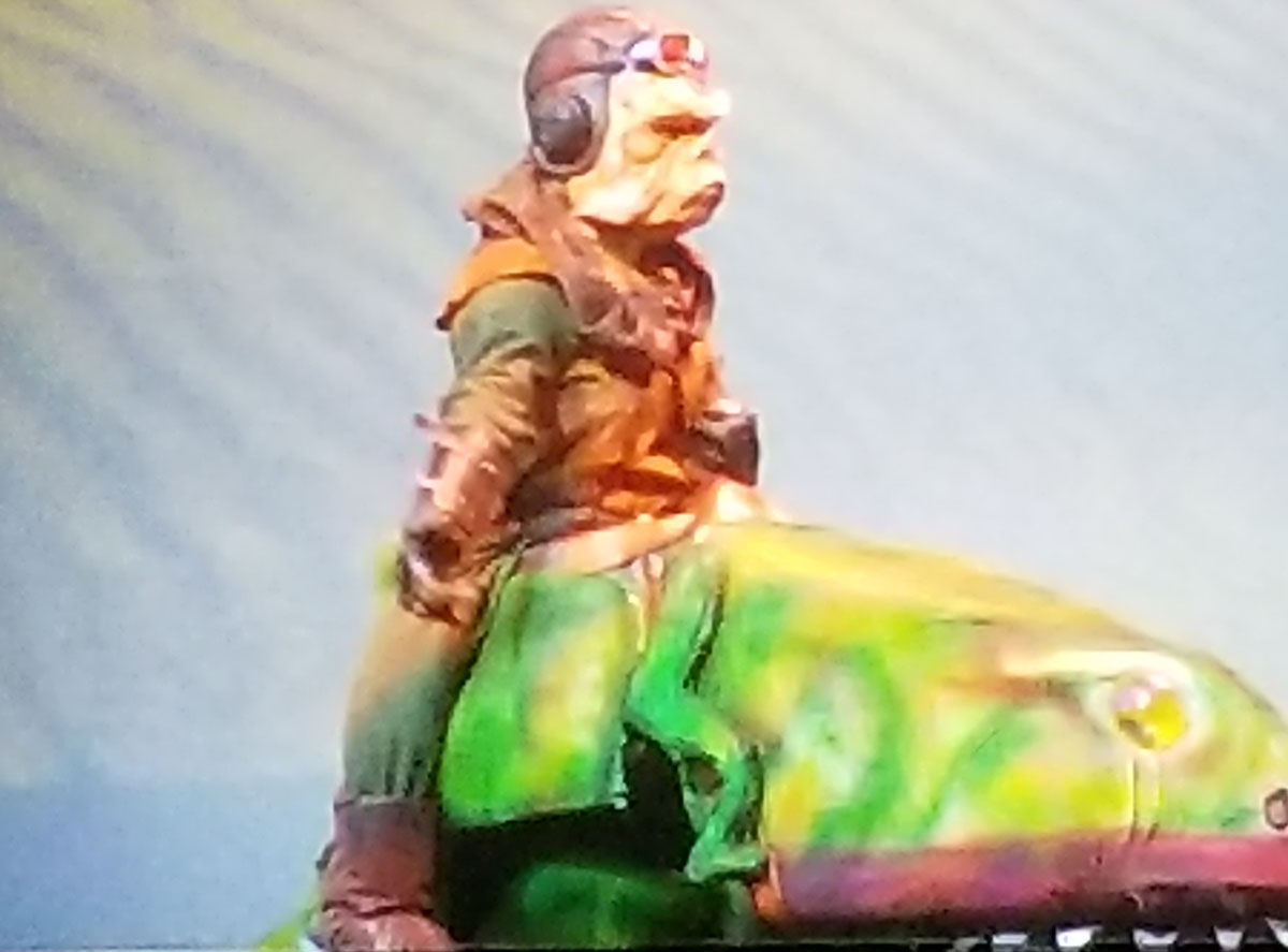 Um fã vestido como Kuiil de The Mandalorian.