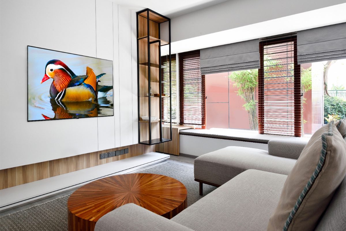 Der 55-Zoll-OLED-Fernseher C1 von LG hängt in einem Wohnzimmer an der Wand.