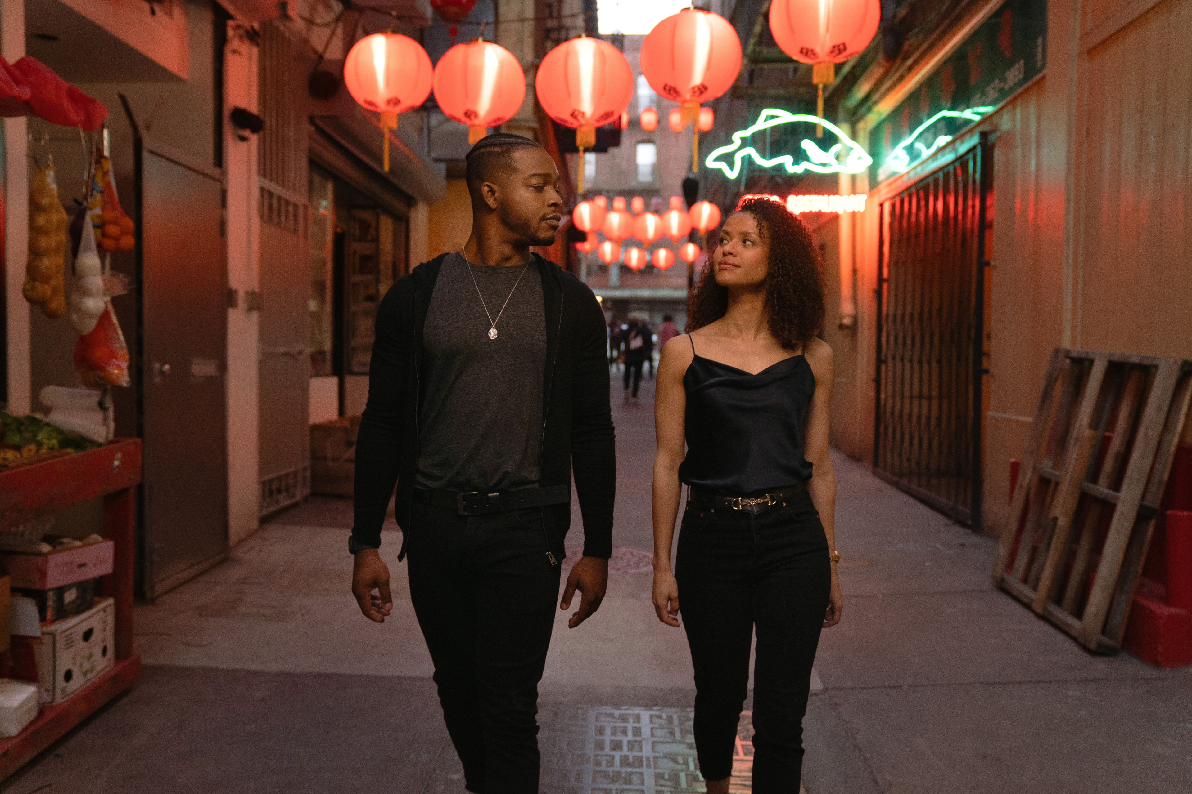 Stephan James et Gugu Mbatha-Raw marchent ensemble dans une ruelle de Surface.